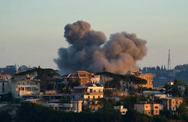 Humo sobre la ciudad libanesa de Nabatieh durante un bombardeo israelí ayer, viernes.