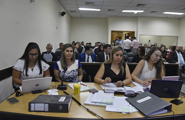 Fiscal Lorena Ledesma (segunda de la izquierda) y sus asistentes, durante la audiencia preliminar del caso Berilo.