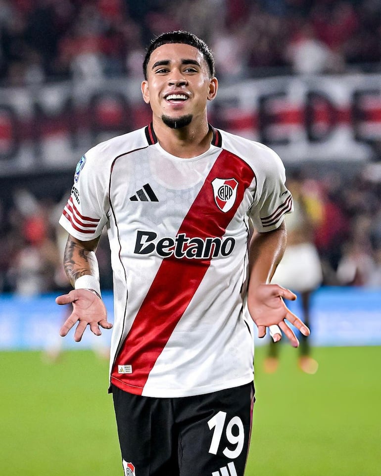 Ray Kendry Páez Andrade (19 años), futbolista ecuatoriano cuyo contrato a préstamo será interrumpido en River Plate.