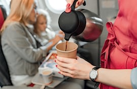 Café en el avión.