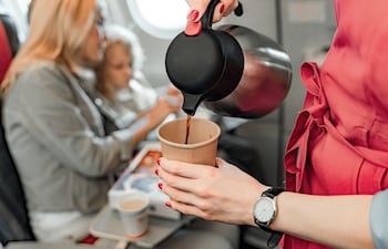 Café en el avión.