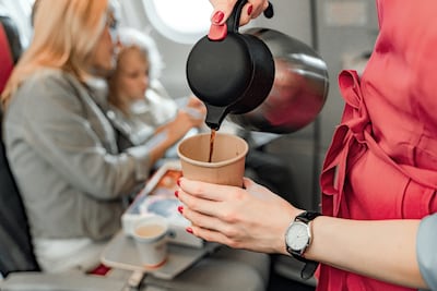 Café en el avión.