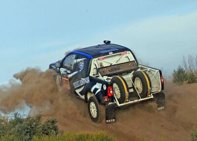 Espectacular paso de la camioneta Tata Xenón de Luis Felipe Peña y Walter Martínez en la carrera.