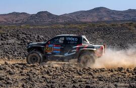 Saood Variawa, de 19 años, sorprendió ayer al mando de su Toyota GR DKR Hilux del TGR. EFE