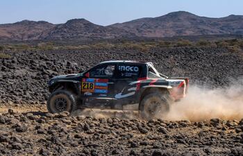 Saood Variawa, de 19 años, sorprendió ayer al mando de su Toyota GR DKR Hilux del TGR. EFE