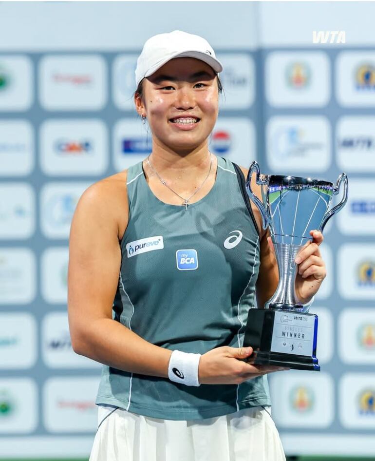 La indonesia Janice Tjen, con su primer trofeo internacional de campeona.