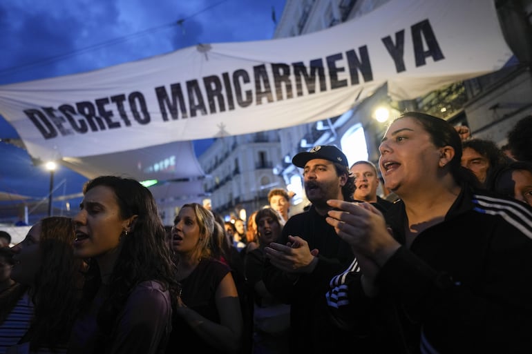Protesta en la Puerta del Sol tras el rechazo en votación de los dos decretos sobre vivienda. Centenares de acampados en la Puerta del Sol en demanda de medidas para hacer frente a la crisis de la vivienda se han concentrado a las inmediaciones del Congreso de los Diputados de cara al debate y la votación de los dos decretos sobre vivienda.