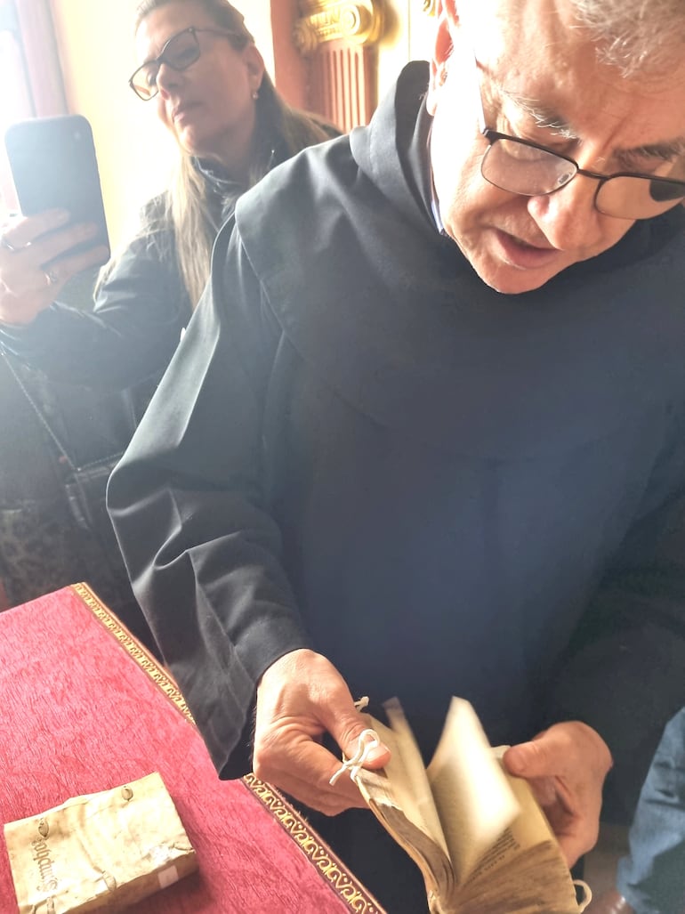 El prior José Ramón exhibe uno de los códices que datan del siglo X.