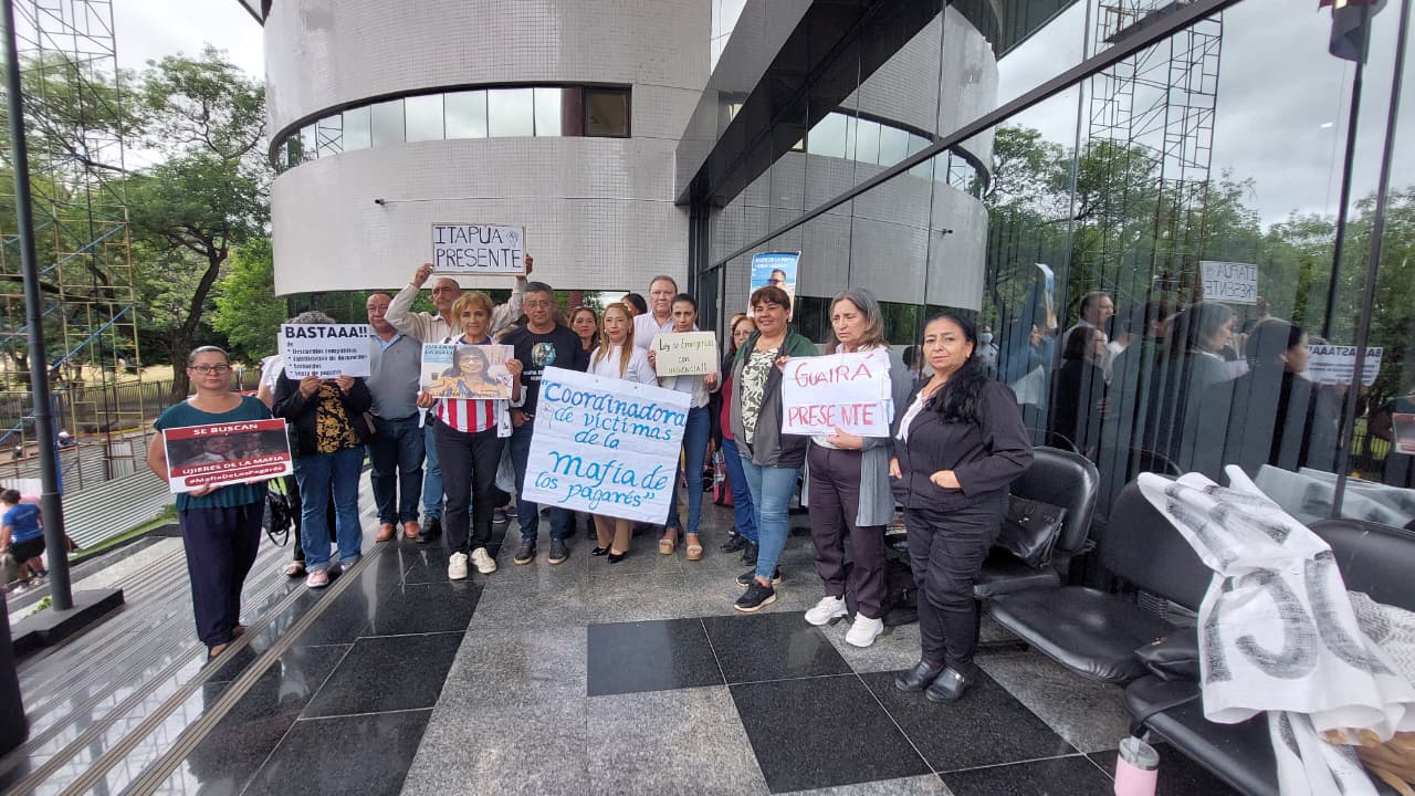 Víctimas de mafia de los pagarés piden juicio político a ministros de la Corte por reunión secreta con Cartes