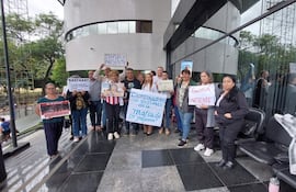 Víctimas de la mafia de los pagarés hacen vigilia frente al Congreso Nacional para exigir aprobación de leyes y juicio político a ministros de la Corte.