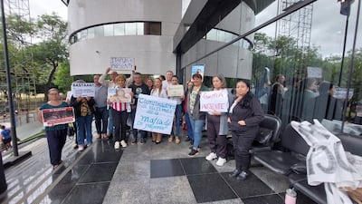 Víctimas de la mafia de los pagarés hacen vigilia frente al Congreso Nacional para exigir aprobación de leyes y juicio político a ministros de la Corte.