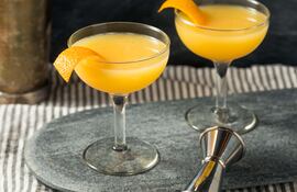 París vuelve a abrazar con entusiasmo el cóctel, una bebida que tuvo su momento de gloria hace cien años, cuando los bármanes de Estados Unidos huían de la prohibición del alcohol en su país para instalarse en la capital francesa.