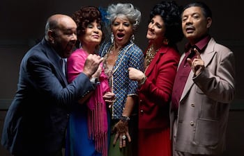 Calolo Rodríguez gesticula con entusiasmo junto a Chela Villagra, Karina Otazú, Regina Bachero y Dani González, todos en vestimenta colorida.