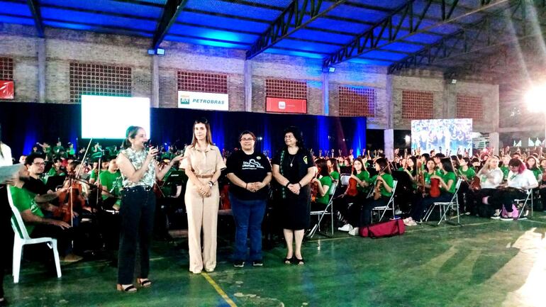 De izquierda a derecha los propulsores de este mega festival, la directora ejecutiva de Sonidos de la Tierra Natalia García, la gobernadora Norma Zárate de Monges, las responsables de la escuela de Música Villa del Sol, Matilde González y Hna. Fabiola Camacho.