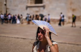 Imagen de archivo: una mujer se protege la cabeza del sol con un abanico frente al Monasterio de los Jerónimos, en Belém, durante una ola de calor en Lisboa