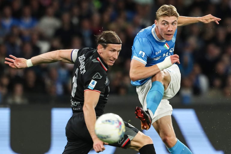 Napoli golea 4-0 a Cremonese y aplaza el Scudetto del Inter