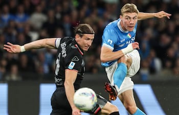 El delantero danés del Napoli, Rasmus Hojlund (derecha), número 19, dispara a puerta superando al defensa italiano del Cremonese, Federico Baschirotto (número 6), durante el partido de la Serie A italiana entre el SSC Napoli y el US Cremonese en el Estadio Diego Armando Maradona de Nápoles, el 24 de abril de 2026. (Foto de CARLO HERMANN / AFP)