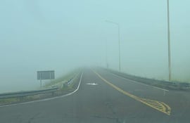 Carretera cubierta de densa neblina afecta la circulación en ruta Ayolas - Ituzaingó.