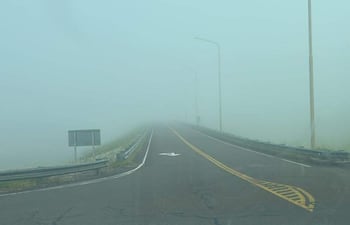 Carretera cubierta de densa neblina afecta la circulación en ruta Ayolas - Ituzaingó.