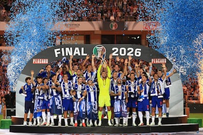 Los jugadores del FC Porto celebran tras ganar el partido final de la Supercopa Cándido de Oliveira contra el Torreense, en el Estadio Municipal de la ciudad de Coimbra, en Coimbra, Portugal.