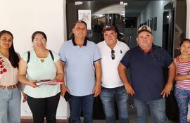 Delegación de Paso Pindó, Apipé, y Potrero Esteche del distrito de Laureles llegaron hasta la Gobernación de Ñeembucú para reclamar caminos y puentes de todo tiempo.