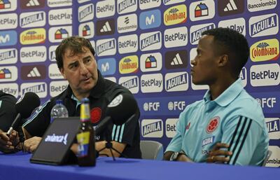 AME6866. BARRANQUILLA (COLOMBIA), 15/11/2023.- El seleccionador de Colombia, Néstor Lorenzo (i) y el volante del Fluminense, Jhon Arias, participan hoy durante una rueda de prensa en Barranquilla (Colombia). El seleccionador de Colombia, el argentino Néstor Lorenzo, aseguró este miércoles que Brasil, su rival del jueves en la quinta jornada de las Eliminatorias al Mundial de 2026, está en un proceso de recambio pero tiene jugadores en los mejores equipos del mundo. EFE/Mauricio Dueñas Castañeda