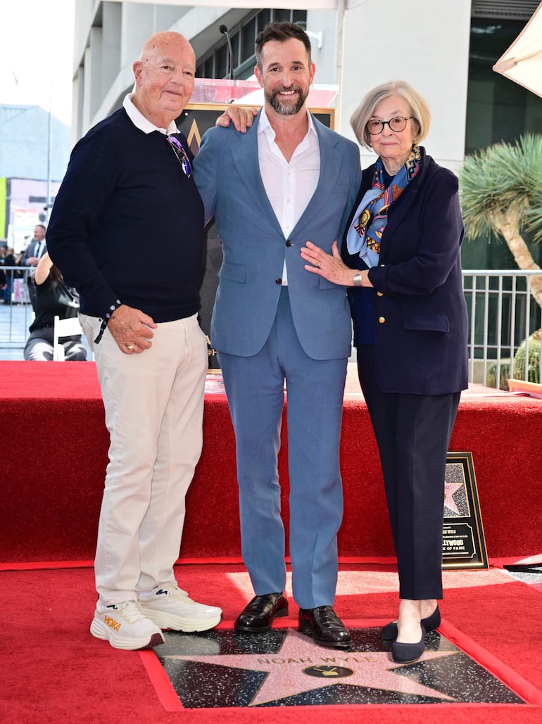 El actor estadounidense Noah Wyle, junto a sus padres Stephen Wyle y Marty Wyle, en el Paseo de la Fama en Hollywood. (Frederic J. BROWN / AFP)