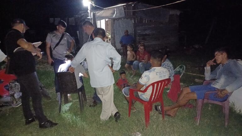 Los investigadores inspeccionan las pruebas halladas en la comunidad indigena.