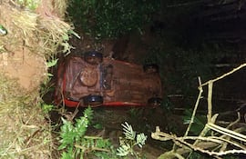 Automóvil cayó a un barranco en Yatytay.