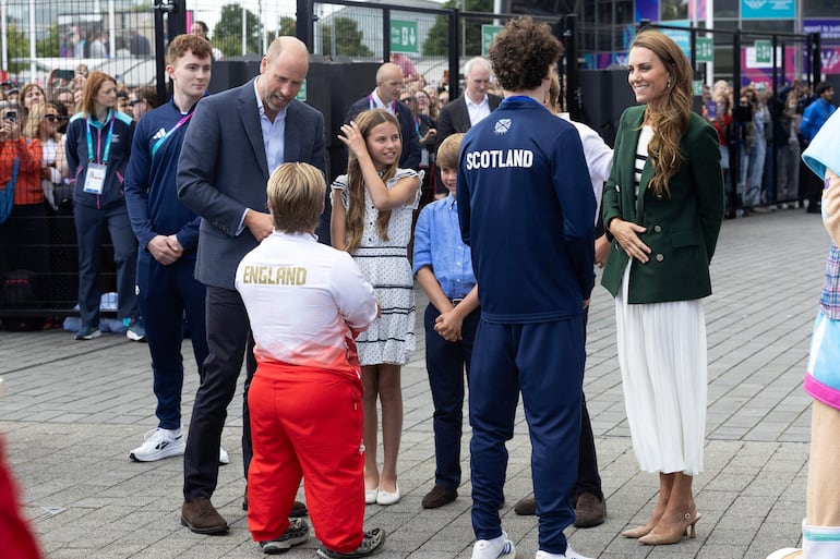 William y Kate Middleton conversan con el gimnasta escocés Reuben Ward y el levantador de potencia inglés Mark Swan a su salida del Hydro Arena, tras asistir a los Juegos de la Mancomunidad de Glasgow 2026 en Glasgow, Escocia. (Michael McGurk / POOL / AFP)