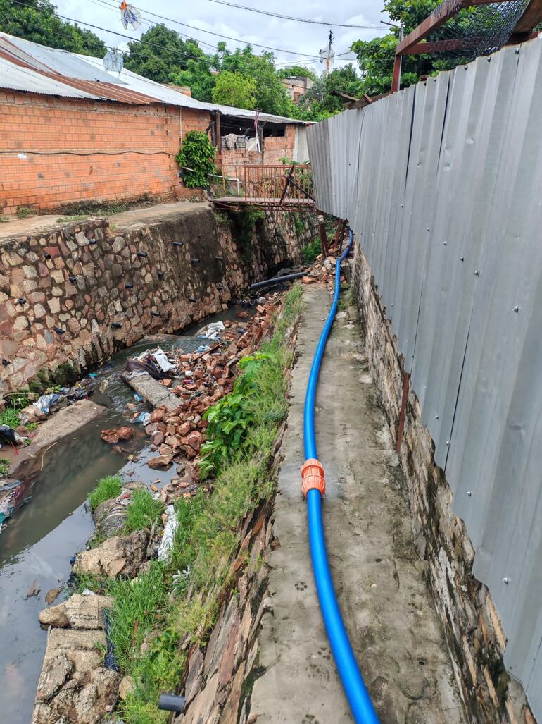 Muro de contención se derrumbó en el arroyo Paraguarí en Barrio Obrero de Asunción.