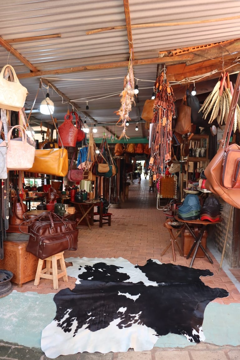 La artesanía en cuero es característica de Atyrá. En el Paseo Peatonal Indio José se pueden encontrar diversos productos elaborados por artesanos locales.