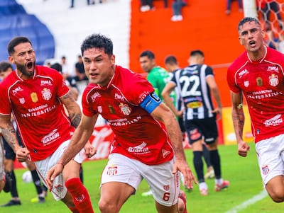 El capitán Míiller David Mareco Colmán (32 años) da rienda suelta a su alegría tras registrar el primer gol del General Caballero de Juan León Mallorquín. Lo siguen Manuel Romero Galeano (33, derecha) y César Tobías Castellano (26).
