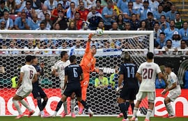 Néstor Fernando Muslera Micol, nacido en Buenos Aires el 16 de junio de 1986, tuvo un Mundial para el olvido con Uruguay.