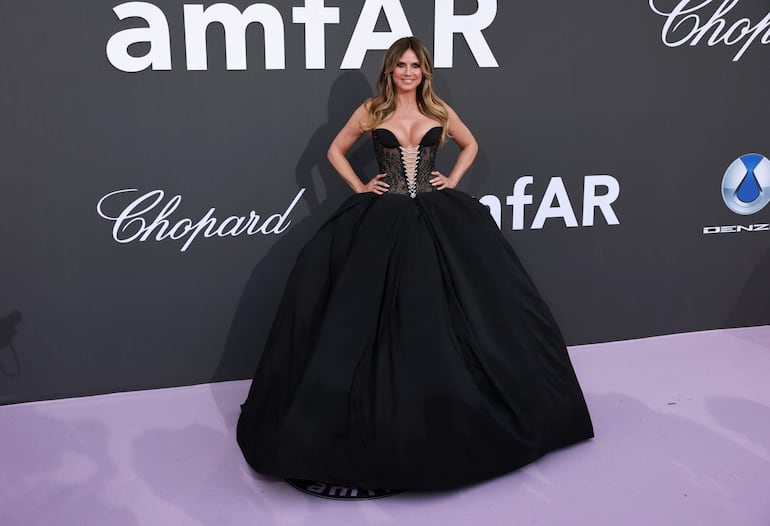 ¡Espléndida! Heidi Klum a su llegada a la gala de amfAR en el marco del Cannes Film Festival, en Cap D'Antibes. (EFE/EPA/CLEMENS BILAN)
