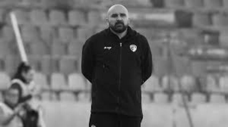 Mladen Zizovic, entrenador del Radnički 1923, falleció a los 44 años tras desplomarse durante el encuentro de liga que su equipo disputaba ante el Mladost en Lučani.