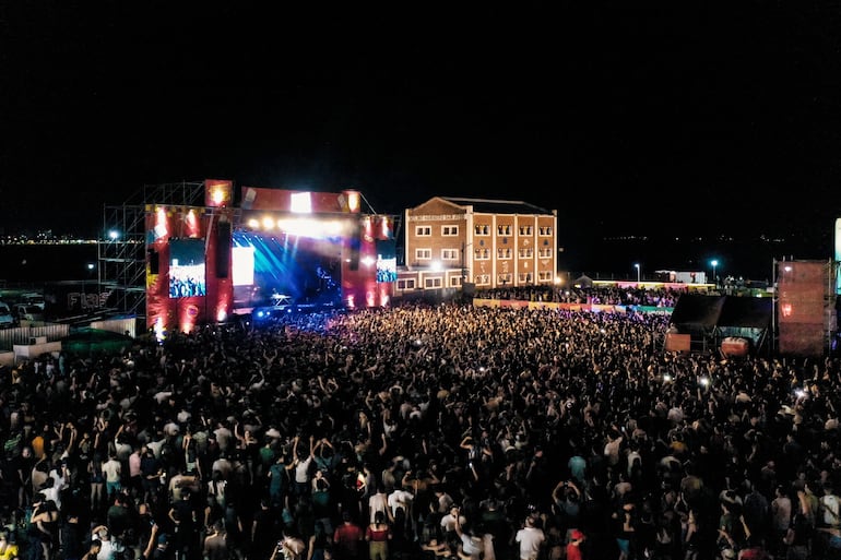 Kchiporros hizo bailar a más de 35.000 personas en la Costanera de Encarnación