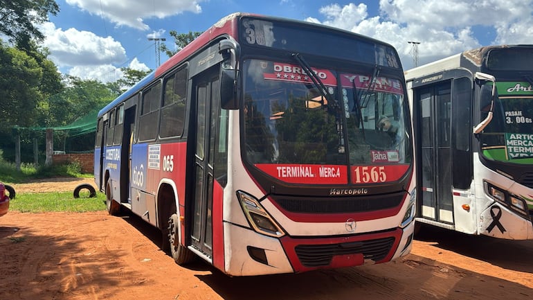 Vehículos involucrados en un accidente de tránsito en el que murió una suboficial de la Policía Nacional. El bus sería el que arrolló a la agente.
