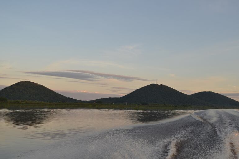 Cerros los Tres Hermanos dan la bienvenida al llegar a Fuerte Olimpo.