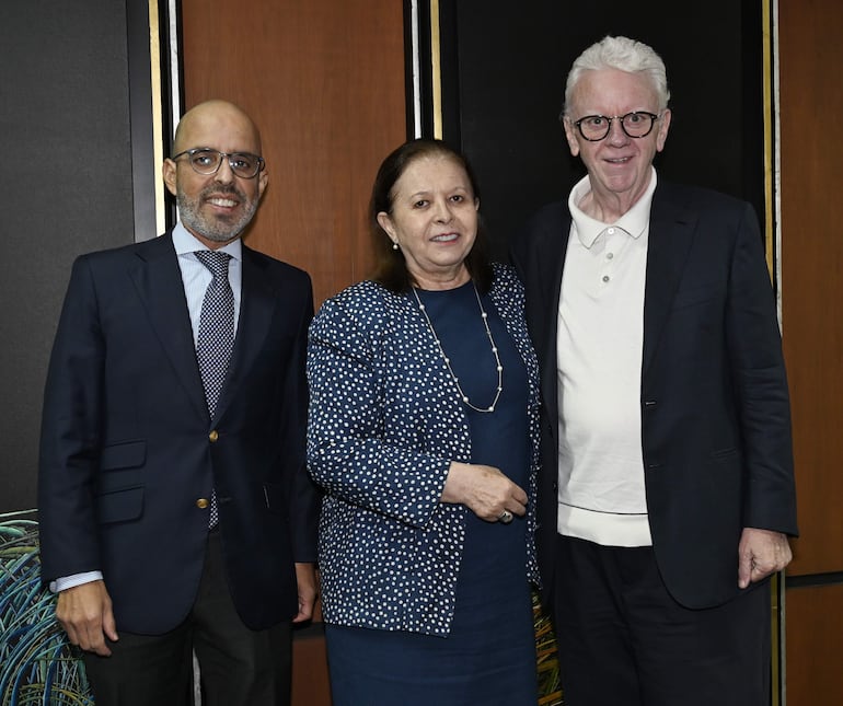 Carlos Árevalo, María Antonia Masana, embajadora de Perú y Conor Mcenroy.