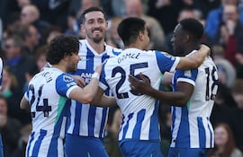 El paraguayo Diego Gómez (25), futbolista del Brighton, festeja un gol en el partido frente a Liverpool por la fecha 31 de la Premier League de Inglaterra en el estadio American Express Community, en Brighton, Inglaterra.
