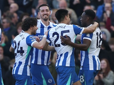 El paraguayo Diego Gómez (25), futbolista del Brighton, festeja un gol en el partido frente a Liverpool por la fecha 31 de la Premier League de Inglaterra en el estadio American Express Community, en Brighton, Inglaterra.