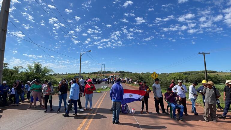 Manifestación indígena sobre el río Curuguaty'y