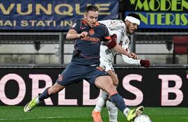 MONZA (Italia), 04/02/2026.- Davide Frattesi (izq.) del Inter de Milán disputa el balón con Saul Coco del Torino durante el partido de cuartos de final de la Copa de Italia entre el Inter de Milán y el Torino FC en el U-Power Stadium en Monza, Italia, el 4 de febrero de 2026. (Italia) EFE/EPA/MATTEO BAZZI