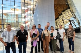 Miembros de la Coordinadora de Víctimas de la Mafia de los pagarés en el Congreso, donde se reunirán con miembros de la Comisión Permanente.