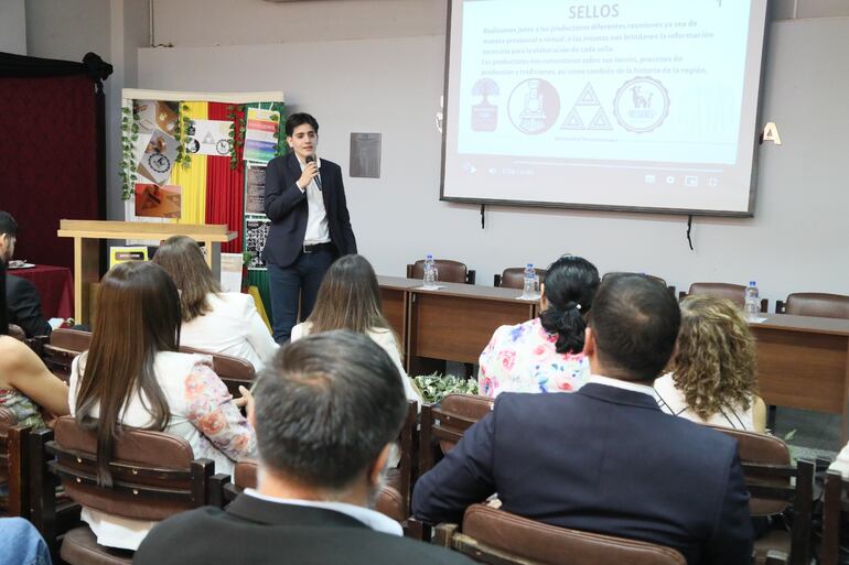 En un mundo impulsado por la inteligencia artificial, UNIBE destaca la importancia del valor humano y la formación integral.