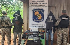 Javier Orquiola García y su padre Aníbal Orquiola Barreto, detenidos junto con algunas de las evidencias encontradas en poder de ambos durante una operación contra en narcotráfico en Curuguaty.