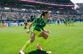 Claudia Martínez realizando tareas de calentamiento dentro del campo de juego.