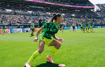 Claudia Martínez realizando tareas de calentamiento dentro del campo de juego.