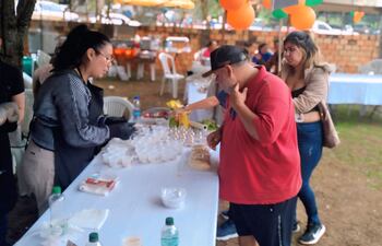 Uno de los asistentes se acerca a un stand gastronómico para elegir su plato favorito durante el Karu Guasu